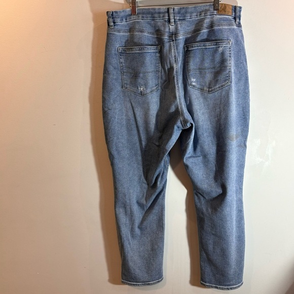 AMERICAN EAGLE Sz 16 Light Wash  Distressed Curvy Mom High Rise Jeans - Picture 8 of 11